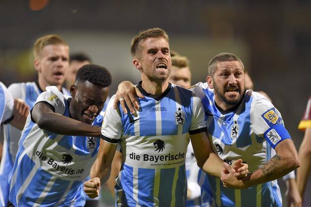 Sport Bilder des Tages 26.10.2021, Fussball DFB-Pokal 2021 2022, 2.Runde, TSV 1860 München - FC Schalke 04, im Grünwalder Stadion. Torjubel v.l. Merveille Biankadi (TSV 1860 München), Stefan Lex (TSV 1860 München) und Sascha Mölders (TSV 1860 München)