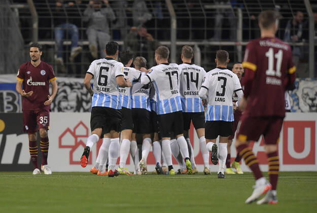 26.10.2021, Fussball DFB-Pokal 2021 2022, 2.Runde, TSV 1860 München - FC Schalke 04, im Grünwalder Stadion. Jubel TSV 1860 München zum Tor zum 1:0
