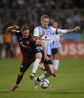 26.10.2021, Fussball DFB-Pokal 2021 2022, 2.Runde, TSV 1860 München - FC Schalke 04, im Grünwalder Stadion. (L-R) Reinhold Ranftl (Schalke 04) gegen Daniel Wein (1860 München)