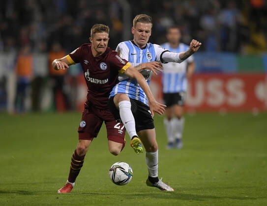 26.10.2021, Fussball DFB-Pokal 2021 2022, 2.Runde, TSV 1860 München - FC Schalke 04, im Grünwalder Stadion. (L-R) Reinhold Ranftl (Schalke 04) gegen Daniel Wein (1860 München)