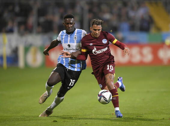26.10.2021, Fussball DFB-Pokal 2021 2022, 2.Runde, TSV 1860 München - FC Schalke 04, im Grünwalder Stadion. (L-R) Merveille Biankadi (1860 München) gegen Rodrigo Zalazar (Schalke 04)