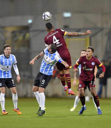 26.10.2021, Fussball DFB-Pokal 2021 2022, 2.Runde, TSV 1860 München - FC Schalke 04, im Grünwalder Stadion. v.l. Sascha Mölders (TSV 1860 München) gegen Victor Palsson (FC Schalke 04)