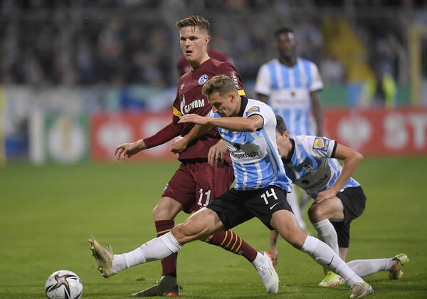 26.10.2021, Fussball DFB-Pokal 2021 2022, 2.Runde, TSV 1860 München - FC Schalke 04, im Grünwalder Stadion. (L-R) Marius Bülter (Schalke 04) gegen Dennis Dressel (1860 München)