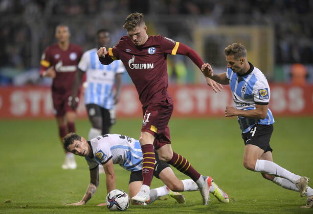 26.10.2021, Fussball DFB-Pokal 2021 2022, 2.Runde, TSV 1860 München - FC Schalke 04, im Grünwalder Stadion. (L-R) Phillipp Steinhart (1860 München) gegen Marius Bülter (Schalke 04), Dennis Dressel (1860 München)