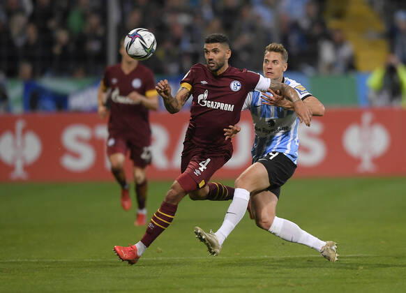 26.10.2021, Fussball DFB-Pokal 2021 2022, 2.Runde, TSV 1860 München - FC Schalke 04, im Grünwalder Stadion. (L-R) Victor Palsson (Schalke 04) gegen Dennis Dressel (1860 München)