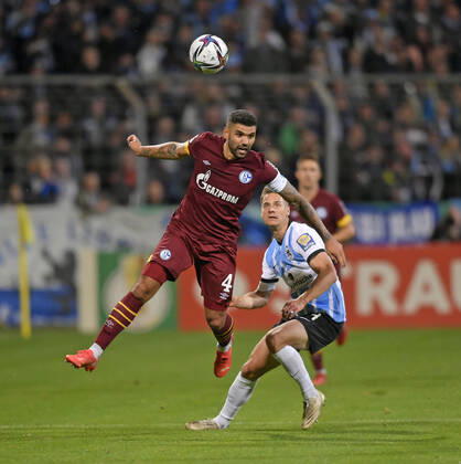 26.10.2021, Fussball DFB-Pokal 2021 2022, 2.Runde, TSV 1860 München - FC Schalke 04, im Grünwalder Stadion. Victor Palsson (FC Schalke 04) gegen Dennis Dressel (TSV 1860 München)