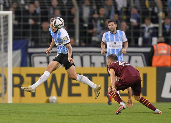 26.10.2021, Fussball DFB-Pokal 2021 2022, 2.Runde, TSV 1860 München - FC Schalke 04, im Grünwalder Stadion. li: Dennis Dressel (TSV 1860 München)