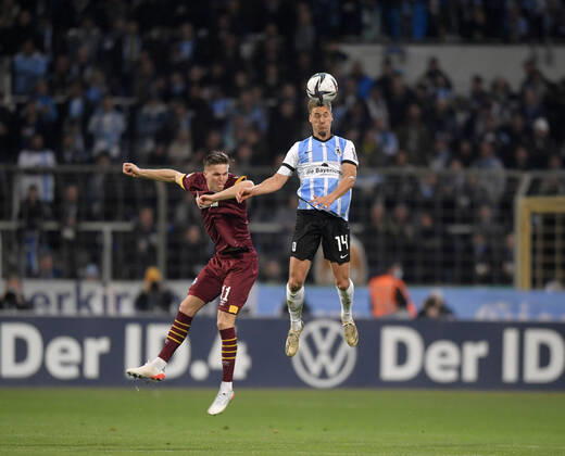 26.10.2021, Fussball DFB-Pokal 2021 2022, 2.Runde, TSV 1860 München - FC Schalke 04, im Grünwalder Stadion. v.li: Marius Bülter (Schalke) gegen Dennis Dressel (TSV 1860 München)