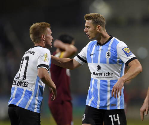 26.10.2021, Fussball DFB-Pokal 2021 2022, 2.Runde, TSV 1860 München - FC Schalke 04, im Grünwalder Stadion. Dennis Dressel (TSV 1860 München) schimpft mit Fabian Greilinger (TSV 1860 München)