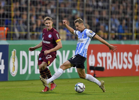 26.10.2021, Fussball DFB-Pokal 2021 2022, 2.Runde, TSV 1860 München - FC Schalke 04, im Grünwalder Stadion. v.l. Reinhold Ranftl (FC Schalke 04) gegen Dennis Dressel (TSV 1860 München)