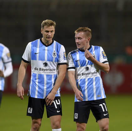 26.10.2021, Fussball DFB-Pokal 2021 2022, 2.Runde, TSV 1860 München - FC Schalke 04, im Grünwalder Stadion. v.l. Dennis Dressel (TSV 1860 München) und Fabian Greilinger (TSV 1860 München) sprechen miteinander