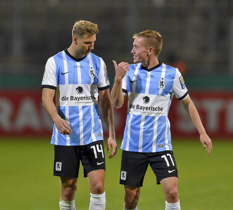 26.10.2021, Fussball DFB-Pokal 2021 2022, 2.Runde, TSV 1860 München - FC Schalke 04, im Grünwalder Stadion. v.l. Dennis Dressel (TSV 1860 München) und Fabian Greilinger (TSV 1860 München) sprechen miteinander