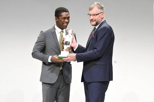 Kiccker Chefredakteur Jörg Jakob überreicht Clarence Seedorf den Walterher Bensemann-Preis 2021 Fußball Gala Deutscher Fußball-Kulturpreis 2021 Nürnberg Copyright: xZichyx Eibner-Pressefotox EP_rzy