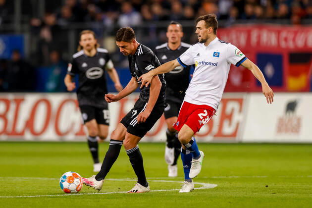 Hamburg, 16. Oktober 2021 - Fußball, 2. Bundesliga 2021 22, Hamburger SV - Fortuna Düsseldorf: Kristoffer Peterson (Fortuna Düsseldorf, 12), Jonas Meffert (Hamburger SV, 23) DFL REGULATIONS PROHIBIT ANY USE OF PHOTOGRAPHS AS IMAGE SEQUENCES AND OR QUASI-VIDEO.