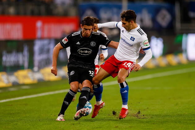 Hamburg, 16. Oktober 2021 - Fußball, 2. Bundesliga 2021 22, Hamburger SV - Fortuna Düsseldorf: Kristoffer Peterson (Fortuna Düsseldorf, 12), Ludovit Reis (Hamburger SV, 14) DFL REGULATIONS PROHIBIT ANY USE OF PHOTOGRAPHS AS IMAGE SEQUENCES AND OR QUASI-VIDEO.