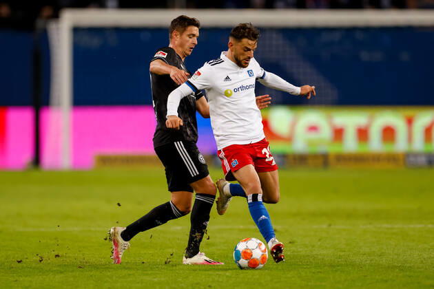 Hamburg, 16. Oktober 2021 - Fußball, 2. Bundesliga 2021 22, Hamburger SV - Fortuna Düsseldorf: Kristoffer Peterson (Fortuna Düsseldorf, 12), Tim Leibold (Hamburger SV, 21) DFL REGULATIONS PROHIBIT ANY USE OF PHOTOGRAPHS AS IMAGE SEQUENCES AND OR QUASI-VIDEO.