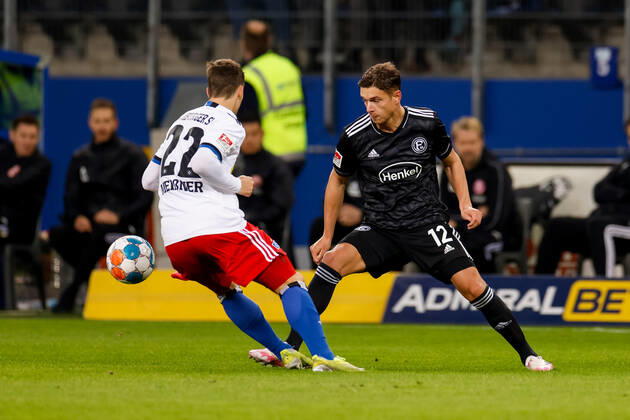 Hamburg, 16. Oktober 2021 - Fußball, 2. Bundesliga 2021 22, Hamburger SV - Fortuna Düsseldorf: Robin Meißner (Hamburger SV, 22), Kristoffer Peterson (Fortuna Düsseldorf, 12) DFL REGULATIONS PROHIBIT ANY USE OF PHOTOGRAPHS AS IMAGE SEQUENCES AND OR QUASI-VIDEO.