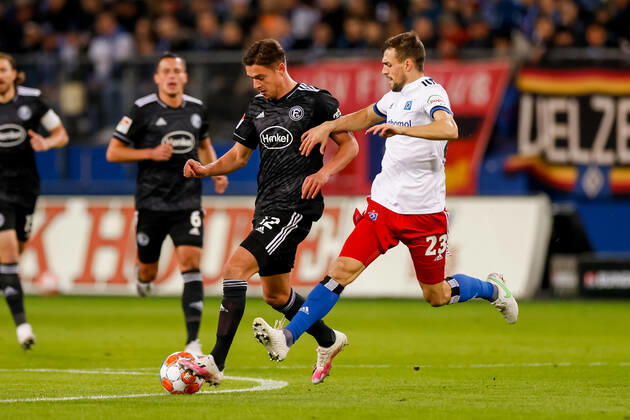 Hamburg, 16. Oktober 2021 - Fußball, 2. Bundesliga 2021 22, Hamburger SV - Fortuna Düsseldorf: Kristoffer Peterson (Fortuna Düsseldorf, 12), Jonas Meffert (Hamburger SV, 23) DFL REGULATIONS PROHIBIT ANY USE OF PHOTOGRAPHS AS IMAGE SEQUENCES AND OR QUASI-VIDEO.