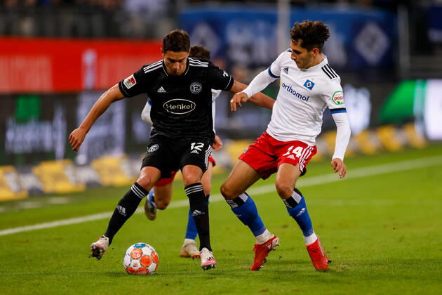 Hamburg, 16. Oktober 2021 - Fußball, 2. Bundesliga 2021 22, Hamburger SV - Fortuna Düsseldorf: Kristoffer Peterson (Fortuna Düsseldorf, 12), Ludovit Reis (Hamburger SV, 14) DFL REGULATIONS PROHIBIT ANY USE OF PHOTOGRAPHS AS IMAGE SEQUENCES AND OR QUASI-VIDEO.
