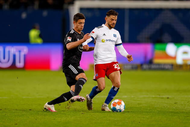 Hamburg, 16. Oktober 2021 - Fußball, 2. Bundesliga 2021 22, Hamburger SV - Fortuna Düsseldorf: Kristoffer Peterson (Fortuna Düsseldorf, 12), Tim Leibold (Hamburger SV, 21) DFL REGULATIONS PROHIBIT ANY USE OF PHOTOGRAPHS AS IMAGE SEQUENCES AND OR QUASI-VIDEO.