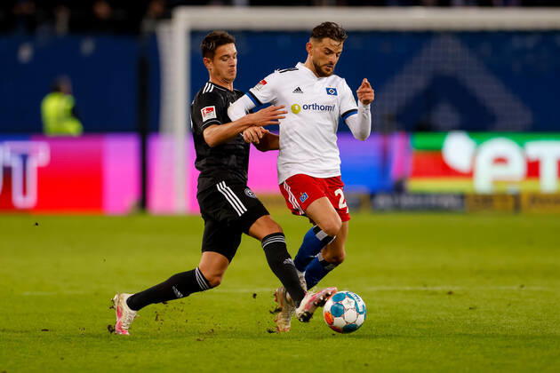 Hamburg, 16. Oktober 2021 - Fußball, 2. Bundesliga 2021 22, Hamburger SV - Fortuna Düsseldorf: Kristoffer Peterson (Fortuna Düsseldorf, 12), Tim Leibold (Hamburger SV, 21) DFL REGULATIONS PROHIBIT ANY USE OF PHOTOGRAPHS AS IMAGE SEQUENCES AND OR QUASI-VIDEO.
