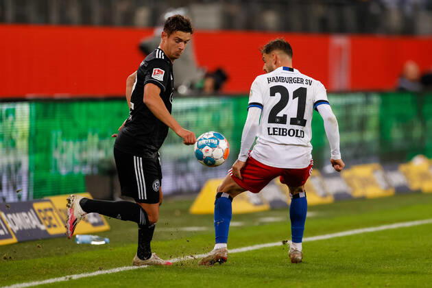 Hamburg, 16. Oktober 2021 - Fußball, 2. Bundesliga 2021 22, Hamburger SV - Fortuna Düsseldorf: Kristoffer Peterson (Fortuna Düsseldorf, 12), Tim Leibold (Hamburger SV, 21) DFL REGULATIONS PROHIBIT ANY USE OF PHOTOGRAPHS AS IMAGE SEQUENCES AND OR QUASI-VIDEO.