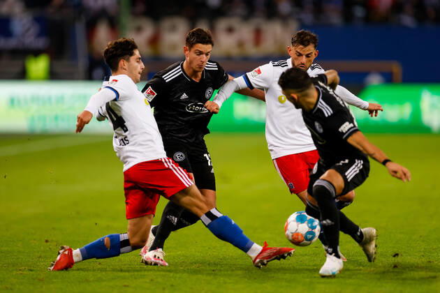 Hamburg, 16. Oktober 2021 - Fußball, 2. Bundesliga 2021 22, Hamburger SV - Fortuna Düsseldorf: Ludovit Reis (Hamburger SV, 14), Kristoffer Peterson (Fortuna Düsseldorf, 12), Tim Leibold (Hamburger SV, 21), Matthias Zimmermann (Fortuna Düsseldorf, 25) DFL REGULATIONS PROHIBIT ANY USE OF PHOTOGRAPHS AS IMAGE SEQUENCES AND OR QUASI-VIDEO.