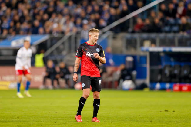 Hamburg, 30. Oktober 2021 - Fußball, 2. Bundesliga 2021 22, Hamburger SV - Holstein Kiel: Lewis Holtby (Holstein Kiel, 10) DFL REGULATIONS PROHIBIT ANY USE OF PHOTOGRAPHS AS IMAGE SEQUENCES AND OR QUASI-VIDEO.