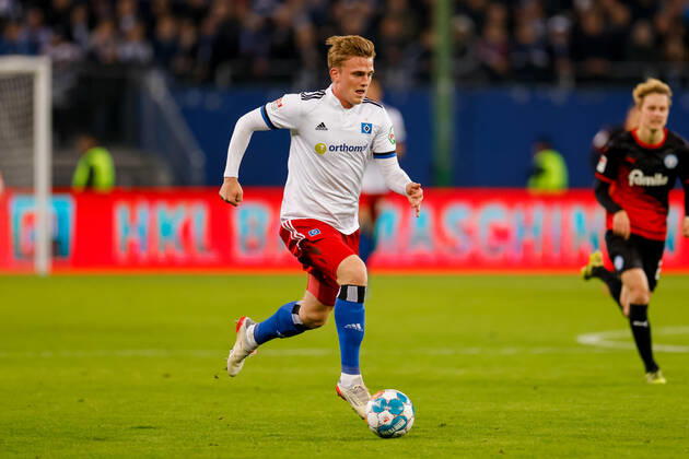 Hamburg, 30. Oktober 2021 - Fußball, 2. Bundesliga 2021 22, Hamburger SV - Holstein Kiel: Mikkel Kaufmann (Hamburger SV, 11) DFL REGULATIONS PROHIBIT ANY USE OF PHOTOGRAPHS AS IMAGE SEQUENCES AND OR QUASI-VIDEO.