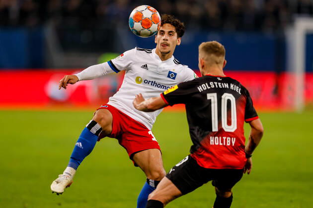 Hamburg, 30. Oktober 2021 - Fußball, 2. Bundesliga 2021 22, Hamburger SV - Holstein Kiel: Ludovit Reis (Hamburger SV, 14), Lewis Holtby (Holstein Kiel, 10) DFL REGULATIONS PROHIBIT ANY USE OF PHOTOGRAPHS AS IMAGE SEQUENCES AND OR QUASI-VIDEO.