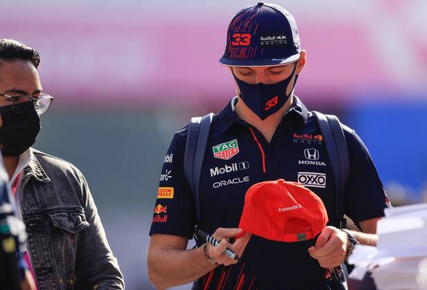 Red Bull s Dutch driver Max Verstappen gives an autograph upon arrival at the third practice for the Formula One Grand Prix of Mexico, that takes place at the Hermanos Rodriguez Autodrome, in Mexico City, Mexico, 06 November 2021. Formula One Grand Prix of Mexico !ACHTUNG: NUR REDAKTIONELLE NUTZUNG! Copyright: xCarlosxRamírezx AMDEP1887 20211106-a42b525195b0c6c19c39b5e95089c942687bc611