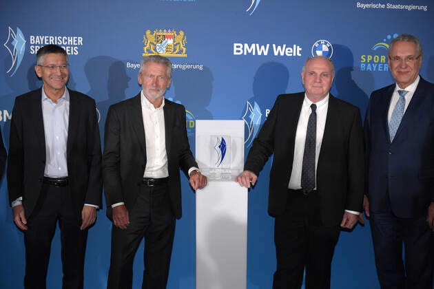 06.11.2021, Verleihung Bayerischer Sportpreis 2021 in der BMW-Welt München, Roter Teppich vor der Gala, v.li: Präsident Herbert Hainer (FC Bayern), Paul Breitner (FC Bayern), Ehren-Präsident Uli Hoeness (FC Bayern), Innenmisister Joachim Hermann