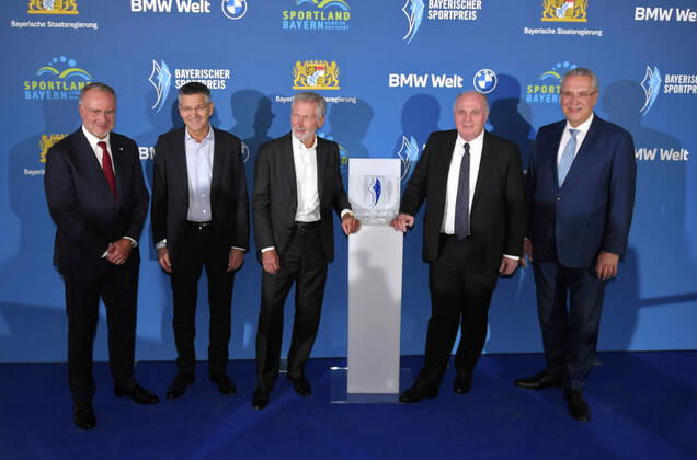 06.11.2021, Verleihung Bayerischer Sportpreis 2021 in der BMW-Welt München, Roter Teppich vor der Gala, v.li: Vorstandsvorsitzender Karl-Heinz Rummenigge (FC Bayern München), Präsident Herbert Hainer (FC Bayern), Paul Breitner (FC Bayern), Ehren-Präsident Uli Hoeness (FC Bayern), Innenmisister Joachim Hermann