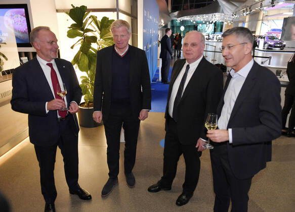 06.11.2021, Verleihung Bayerischer Sportpreis 2021 in der BMW-Welt München, Zusammenkunft vor der Gala, v.li: Vorstandsvorsitzender Karl-Heinz Rummenigge (FC Bayern München), Vorstandsmitglied Oliver Kahn (Bayern München), Ehren-Präsident Uli Hoeness (FC Bayern), Präsident Herbert Hainer (FC Bayern),