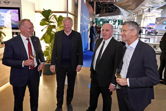 06.11.2021, Verleihung Bayerischer Sportpreis 2021 in der BMW-Welt München, Zusammenkunft vor der Gala, v.li: Vorstandsvorsitzender Karl-Heinz Rummenigge (FC Bayern München), Vorstandsmitglied Oliver Kahn (Bayern München), Ehren-Präsident Uli Hoeness (FC Bayern), Präsident Herbert Hainer (FC Bayern),