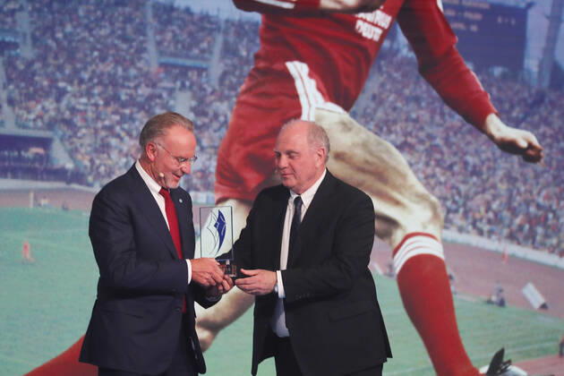 Bayerns Innenminister Joachim Herrmann ehrt Karl-Heinz Rummenigge mit dem Bayerischen Sportpreis 2021für sein sportliches Lebenswerk Uli Hoeneß übergibt den Sportpreis an Karl-Heinz Rummenigge München Bayern Deutschland BMW Welt