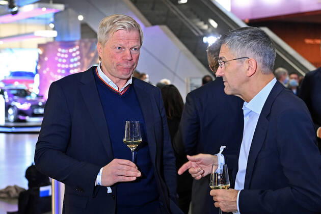 v.li:Oliver KAHN (Vorstandsvorsitzender FCB), Herbert HAINER (Praesident Bayern Muenchen). trinken Weisswein,Weinglas. Bayerischer Sportpreis 2021 in der BMW Welt, Roter Teppich,Red Carpet am 06.11.2021.