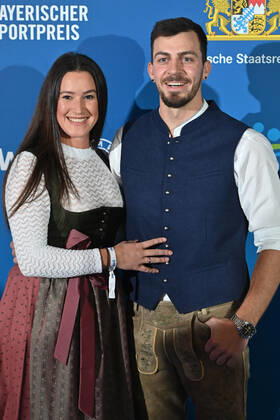 Sideris TASIADIS (Wildwasser Kanu), mit Freundin Denise. Bayerischer Sportpreis 2021 in der BMW Welt, Roter Teppich,Red Carpet am 06.11.2021.