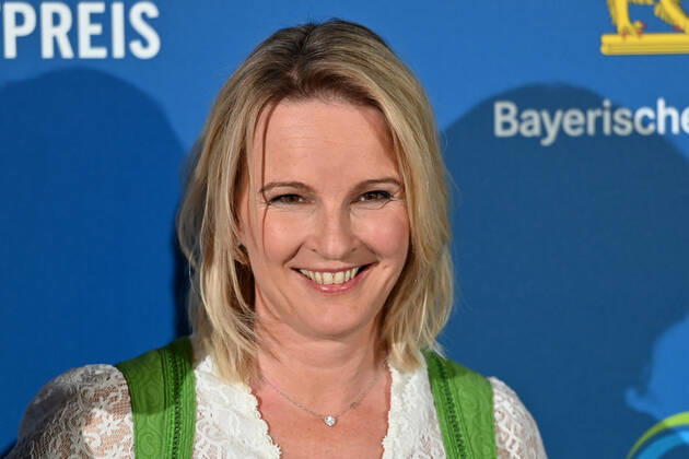 Hilde GERG (ehemalige Skirennlaeuferin), Einzelbild,angeschnittenes Einzelmotiv,Portraet,Portrait,Porträt, Bayerischer Sportpreis 2021 in der BMW Welt, Roter Teppich,Red Carpet am 06.11.2021.