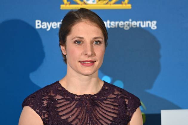 Tina HERMANN (Skeleton), Einzelbild,angeschnittenes Einzelmotiv,Portraet,Portrait,Porträt, Bayerischer Sportpreis 2021 in der BMW Welt, Roter Teppich,Red Carpet am 06.11.2021.