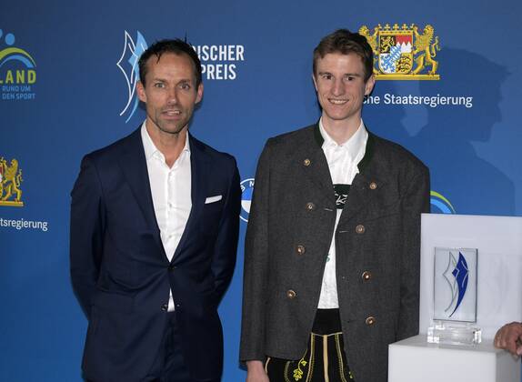 06.11.2021, Verleihung Bayerischer Sportpreis 2021 in der BMW-Welt München, Roter Teppich vor der Gala, v.li: Ex-Skispringer Sven Hannawald, Weltmeister-Skispringer Karl Geiger.