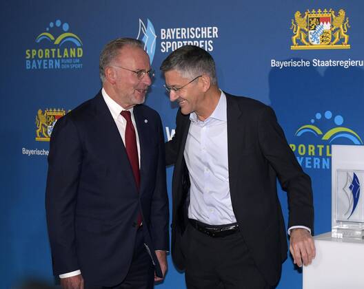 06.11.2021, Verleihung Bayerischer Sportpreis 2021 in der BMW-Welt München, Roter Teppich vor der Gala, v.li: Vorstandsvorsitzender Karl-Heinz Rummenigge (FC Bayern München) und Präsident Herbert Hainer (FC Bayern)