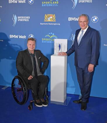 06.11.2021, Verleihung Bayerischer Sportpreis 2021 in der BMW-Welt München, Roter Teppich vor der Gala, v.li: Skifahrer Nikolai Sommer (Jetzt erst recht Preis) mit und Innenminister Joachim Herrmann.