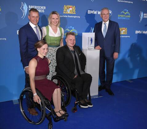 06.11.2021, Verleihung Bayerischer Sportpreis 2021 in der BMW-Welt München, Roter Teppich vor der Gala, v.li: Tobias Angerer, Hilde Gerg, Anna Schaffelhuber und Skifahrer Nikolai Sommer (Jetzt erst recht Preis) mit und Innenminister Joachim Herrmann.