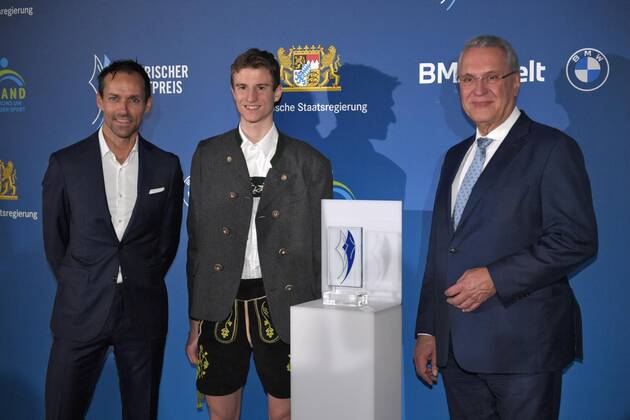 06.11.2021, Verleihung Bayerischer Sportpreis 2021 in der BMW-Welt München, Roter Teppich vor der Gala, v.li: Ex-Skispringer Sven Hannawald, Weltmeister-Skispringer Karl Geiger mit und Innenminister Joachim Herrmann.