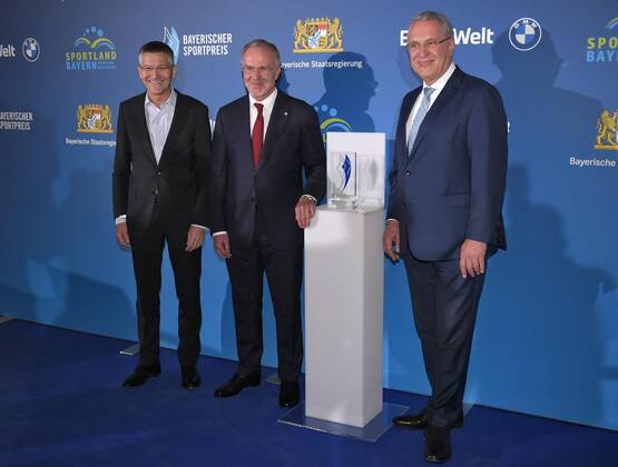 06.11.2021, Verleihung Bayerischer Sportpreis 2021 in der BMW-Welt München, Roter Teppich vor der Gala, v.li: Vorstandsvorsitzender Karl-Heinz Rummenigge (FC Bayern München) und Präsident Herbert Hainer (FC Bayern) mit und Innenminister Joachim Herrmann.
