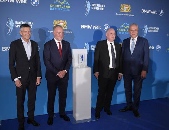 06.11.2021, Verleihung Bayerischer Sportpreis 2021 in der BMW-Welt München, Roter Teppich vor der Gala, v.li: Präsident Herbert Hainer (FC Bayern), Vorstandsvorsitzender Karl-Heinz Rummenigge (FC Bayern München), Ehren-Präsident Uli Hoeness (FC Bayern), mit und Innenminister Joachim Herrmann.