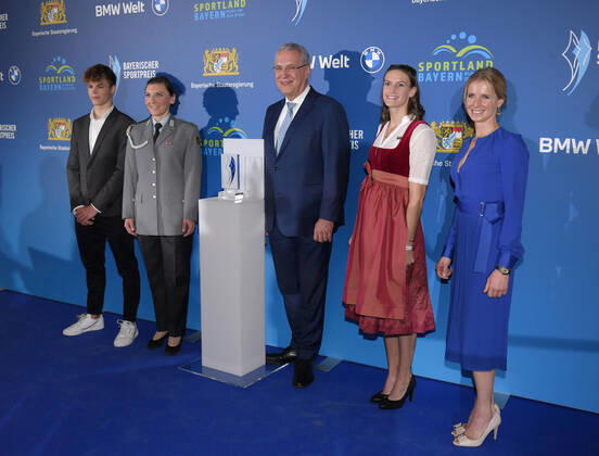 06.11.2021, Verleihung Bayerischer Sportpreis 2021 in der BMW-Welt München, Roter Teppich vor der Gala, v.li: Taliso Engel, Lisa Brennauer, und Innenminister Joachim Herrmann, Ricarda Funk und Jessica Bredow-Werndl