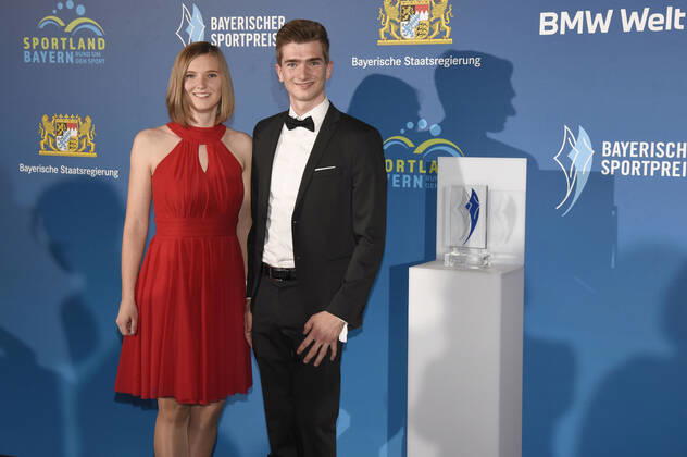 Lukas Kohl mit Schwester Theresa Kohl bei der 20. Verleihung des Bayerischen Sportpreises 2021 in der BMW-Welt München. München, 06.11.2021