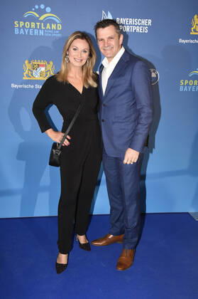 Eva Grünbauer mit Ehemann Richard George bei der 20. Verleihung des Bayerischen Sportpreises 2021 in der BMW-Welt München. München, 06.11.2021